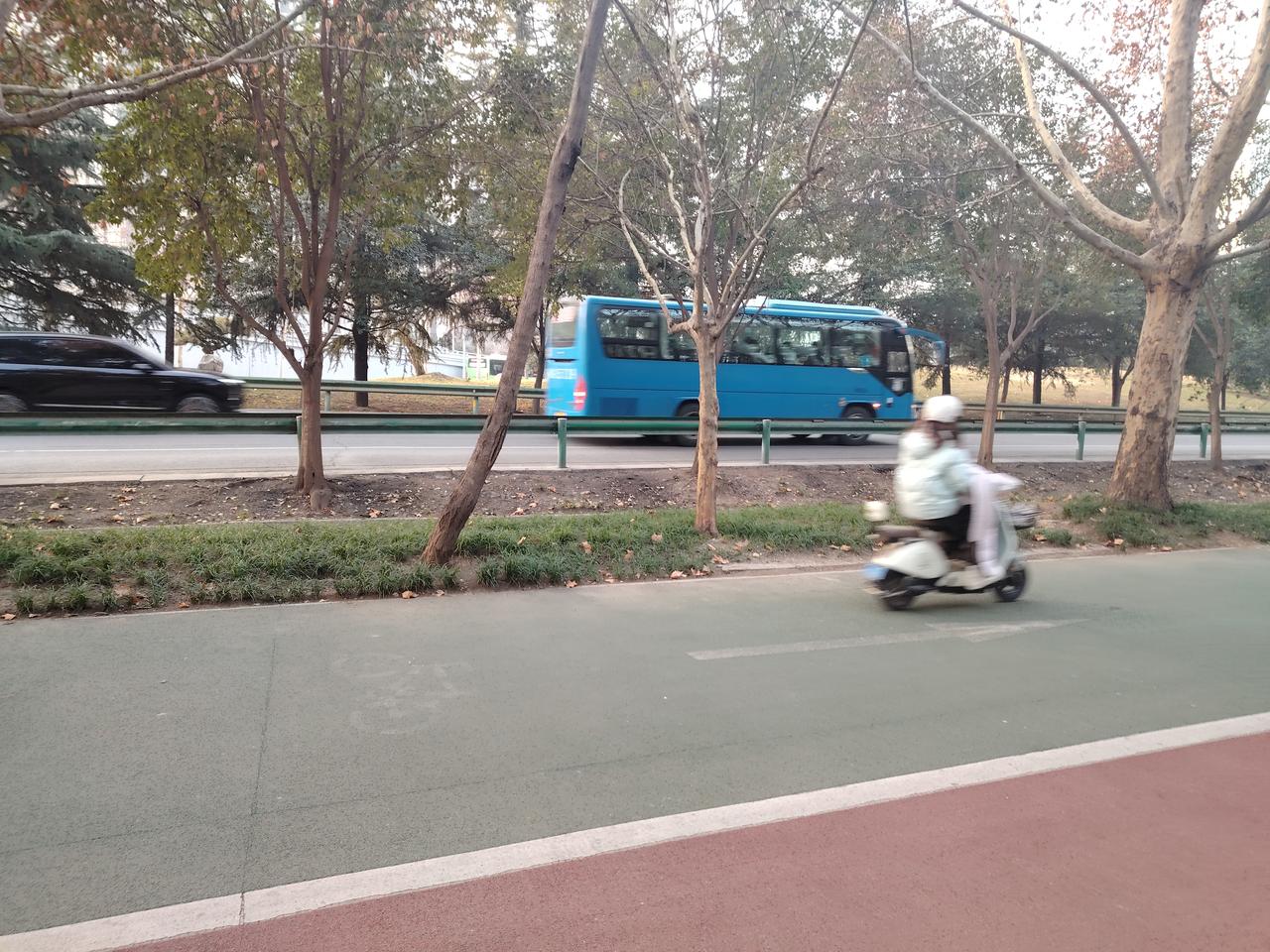 回家贴对联，是让儿子用私家车送，还是搭公交回去呢？
老吴往年都住在乡村，今年被儿