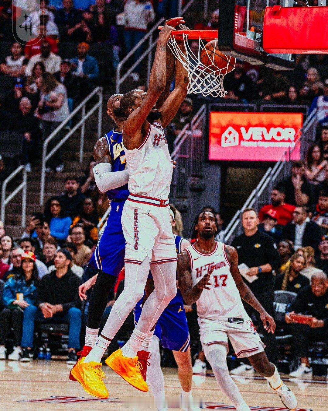 杜兰特谈到给伊森应对批评的建议：“老实说，你需要潜入负面情绪中，把那些仇恨当作燃