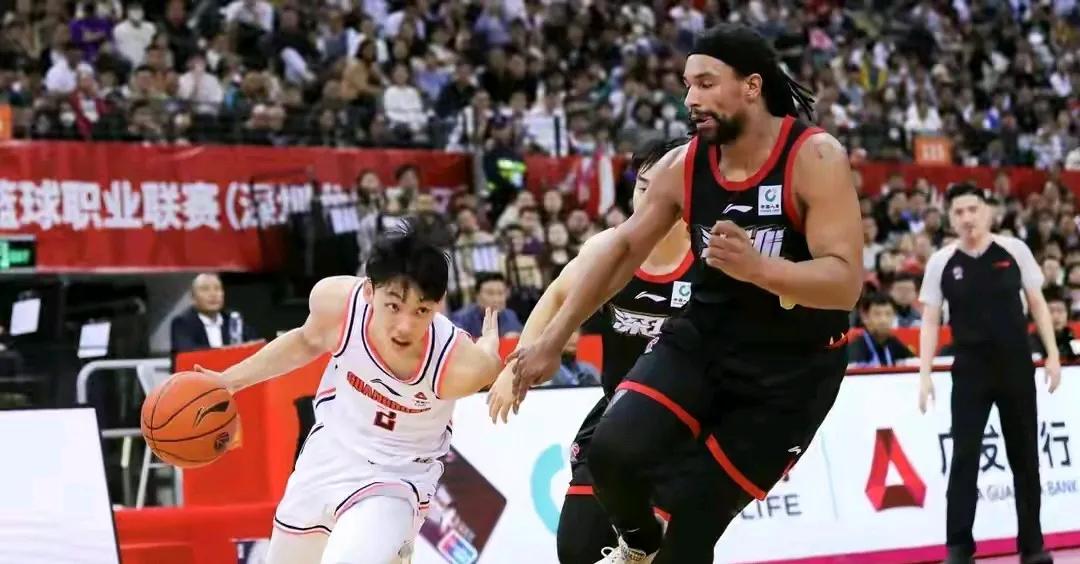 广东90-97不敌深圳！球员评分:2人优秀，2人及格，7人直接崩盘！许杰防不住，