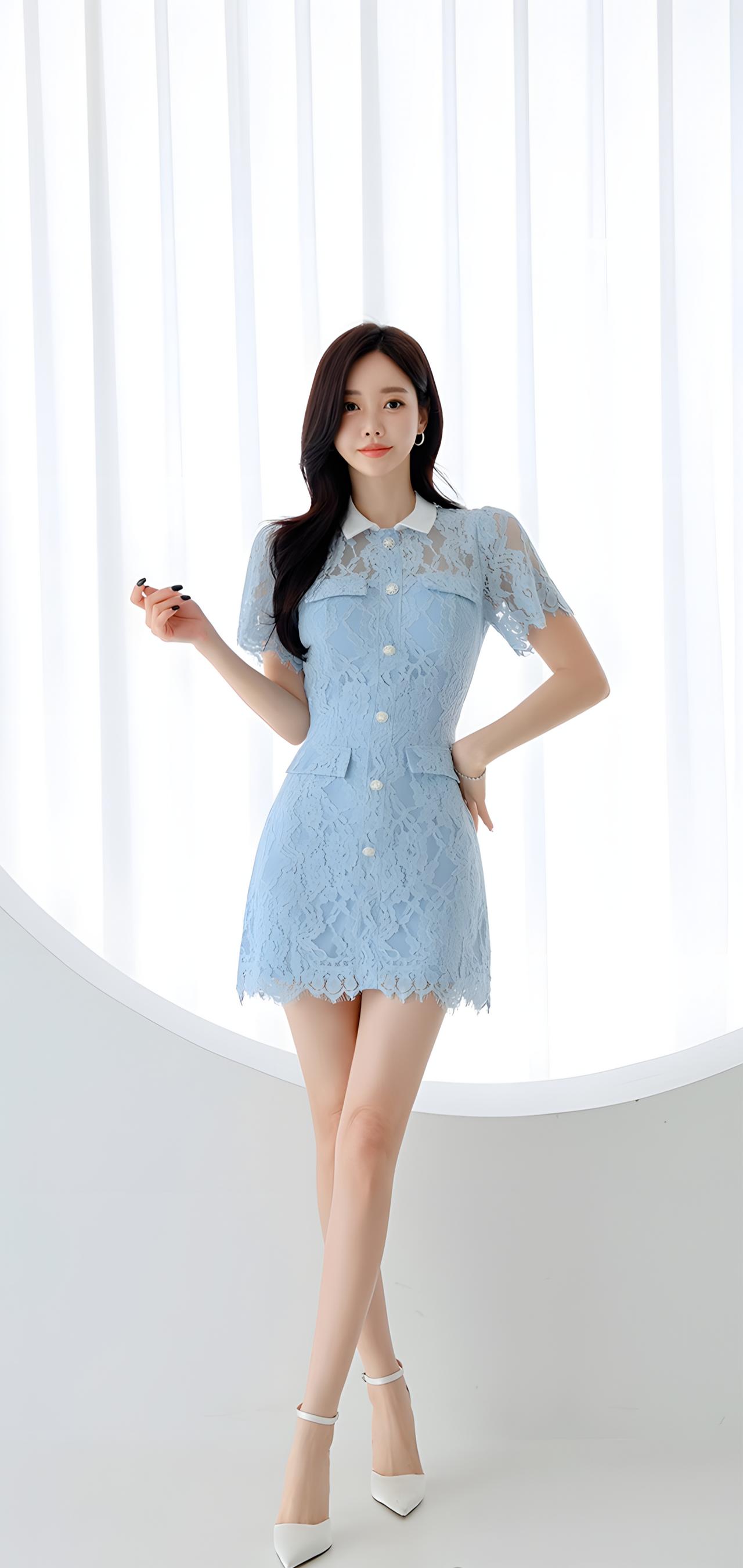 清新甜美风穿搭，浅蓝色蕾丝连衣裙搭配白色高跟鞋，少女感十足！