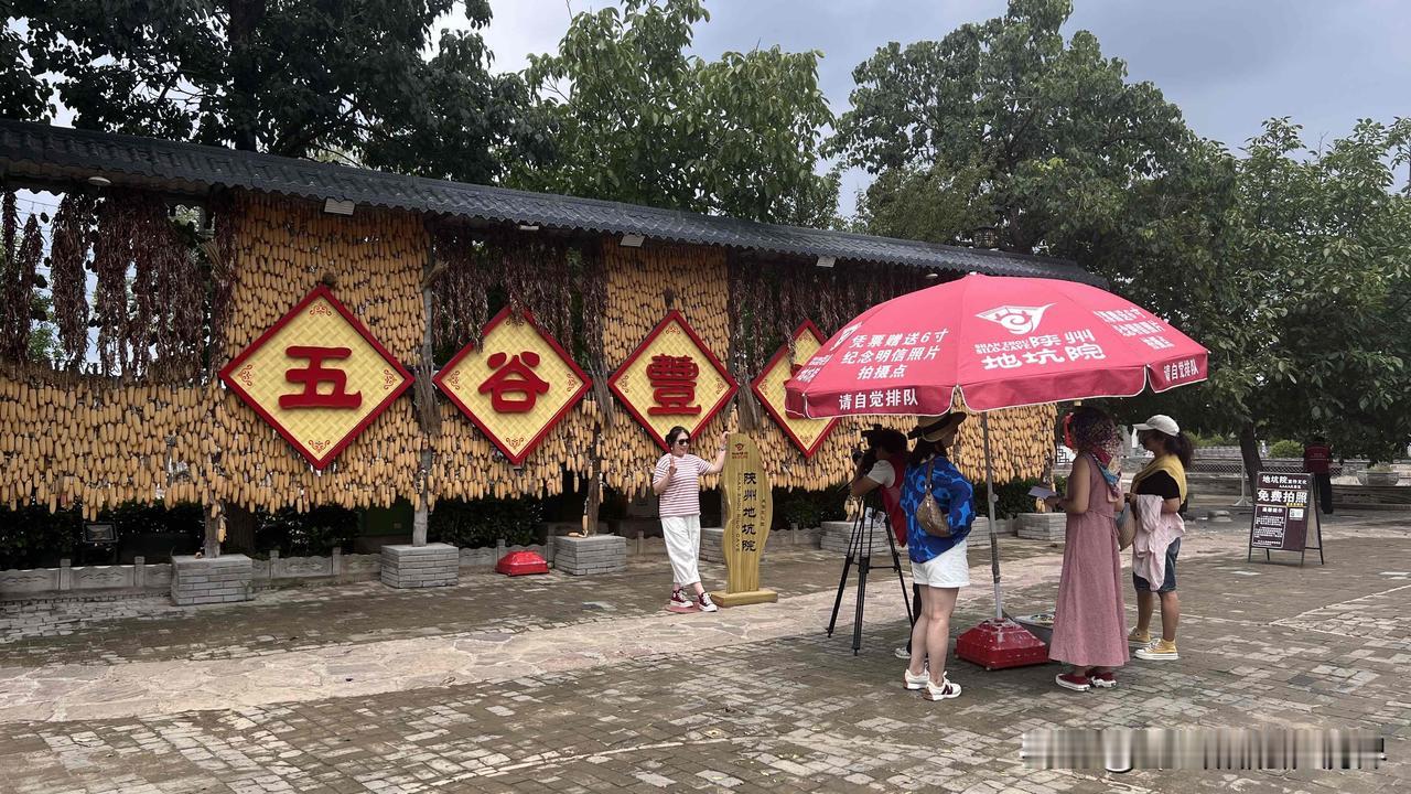 坐腿上？

老周刚到包厢坐下，手机就响了。电话那头，朋友压低声音：“听说了吗？异