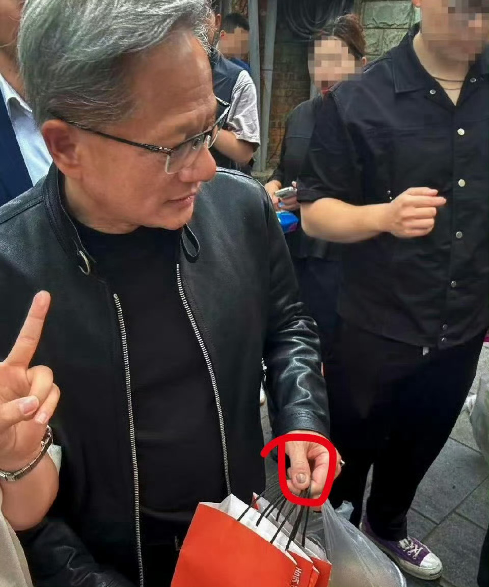 黄仁勋指甲老黄这指甲……是灰指甲吧😦咱都知道，得了灰指甲怎么办？一个传染俩，赶