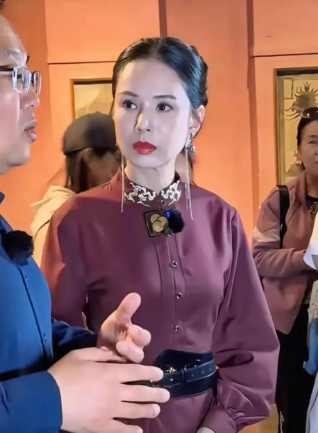 她演的小龙女是我小时候的女神，这么多年过去了，她还没变，我却老了。


原来小龙