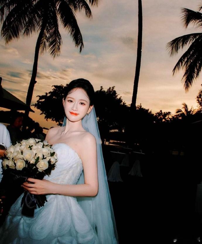 陈乔恩被自己的婚纱照美到了   穿了属于自己的婚纱后真的特别美，和偶像剧一样！婚