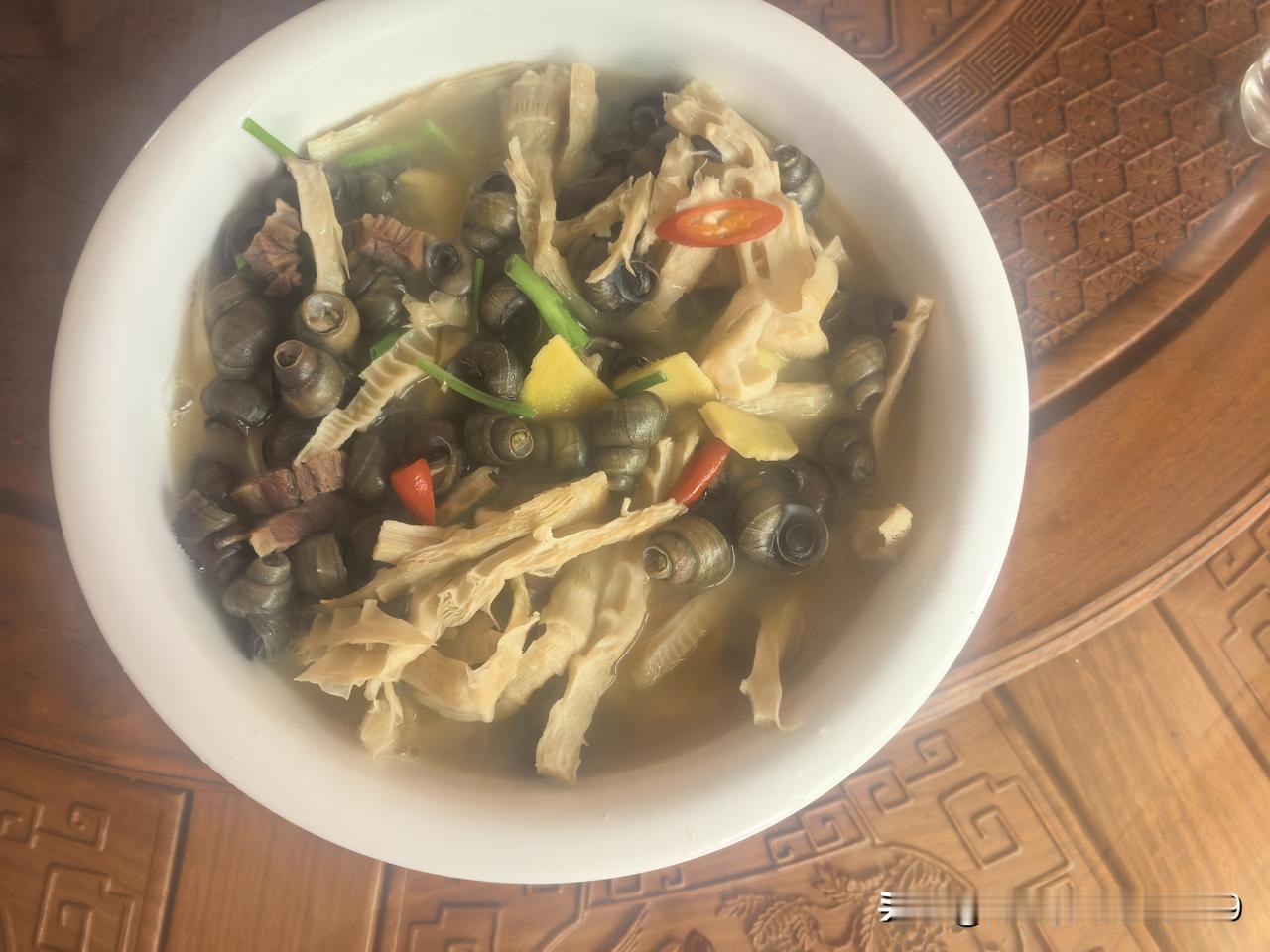 清明螺，赛过鹅！时值清明，上午买了两斤螺丝，在中午做了一道上汤螺丝。其实螺丝并不