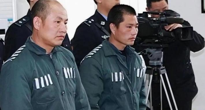 2006年，身陷囹圄的张高平在监狱电视里，猛然瞥见一张熟悉又狰狞的脸，正是那个十