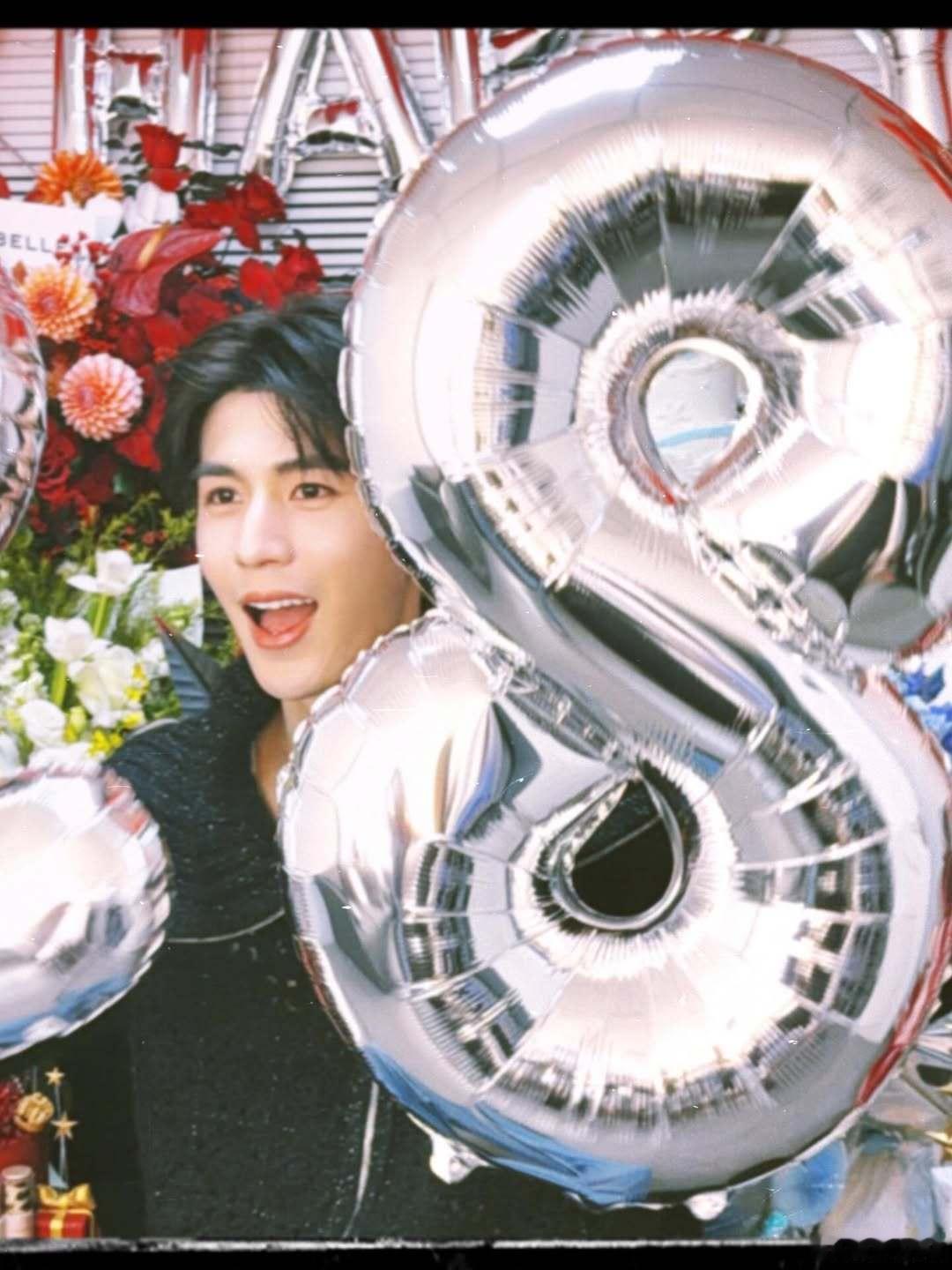 张凌赫ins晒生日照张凌赫ins晒生日照，好帅的一张脸！！ 张凌赫ins晒庆生照