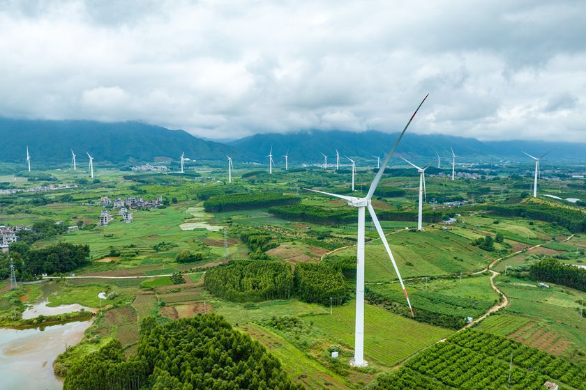 中国绿色转型实现历史性跨越，工业用电增长而排放下降。十四五期间建成全球最大可再生