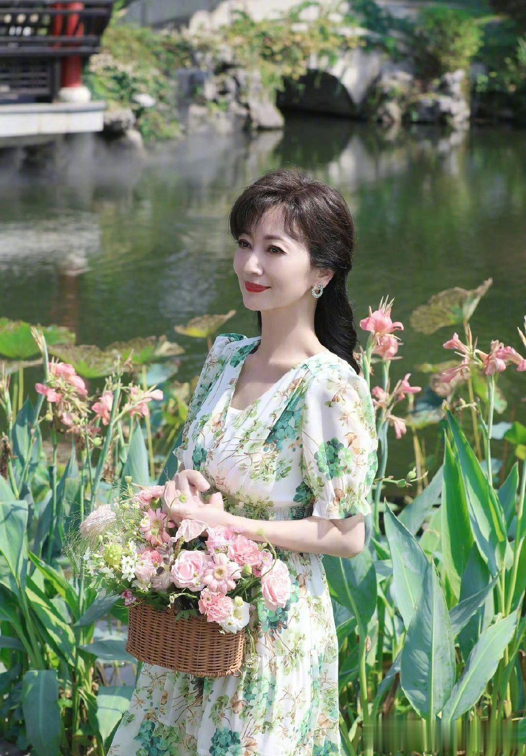 不得不佩服以前的港台明星，保养一个比一个都好。

下个月就满70大寿的赵雅芝，看