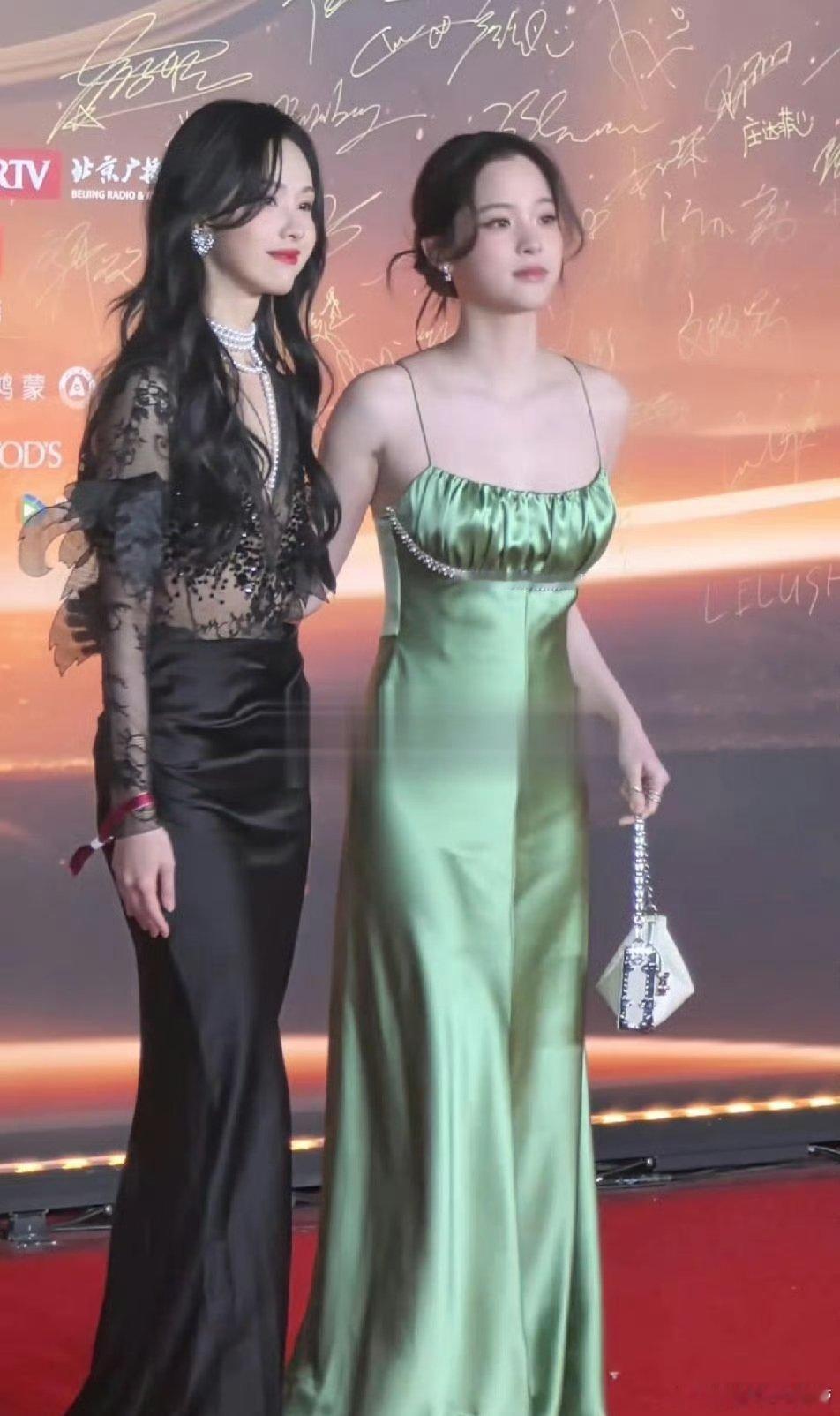 纤细干瘦的陈都灵VS丰腴匀称的欧阳娜娜 你更喜欢哪种身材？ 