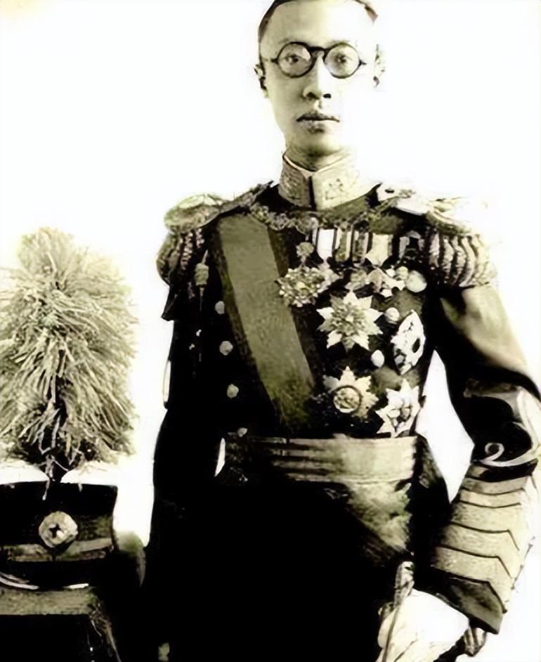 钱上印人物，这事儿在伪满洲国那儿玩得不一样。平时人民币印毛主席，美元印华盛顿，可