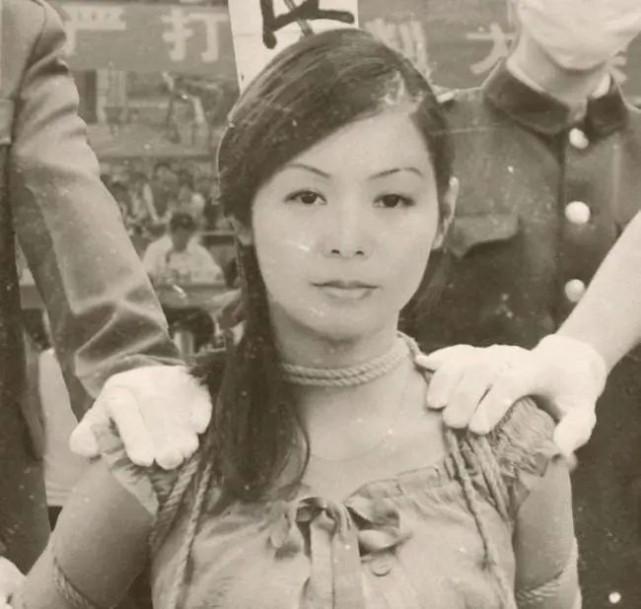 1983年，年仅25岁的“女流氓”翟曼霞跪在刑场等待被枪决，行刑前她突然对着天空