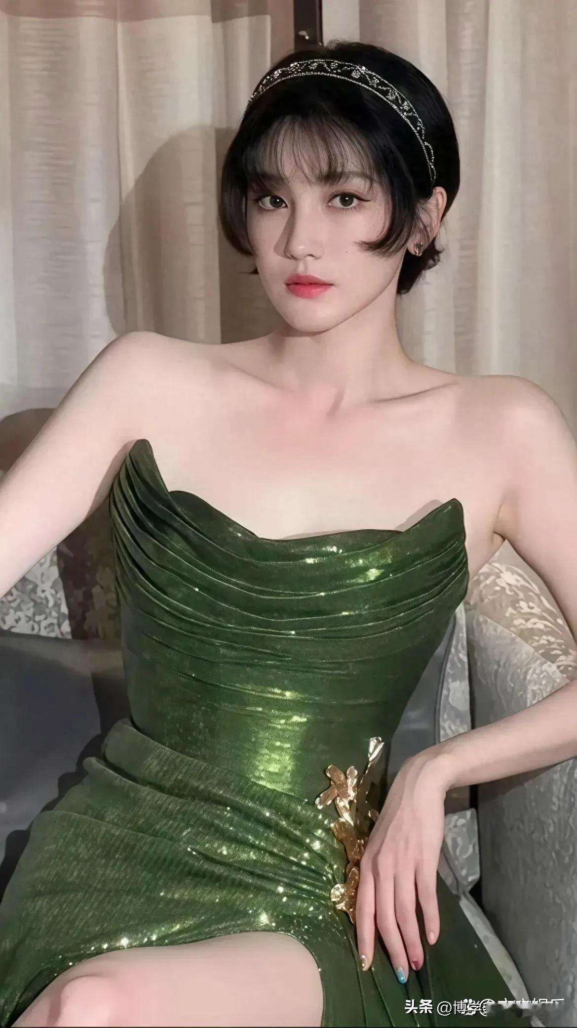 陈小纭身着低胸礼服裙，尽显优雅韵味，腰臀比例自然曼妙，令人眼前一亮。 ​​​