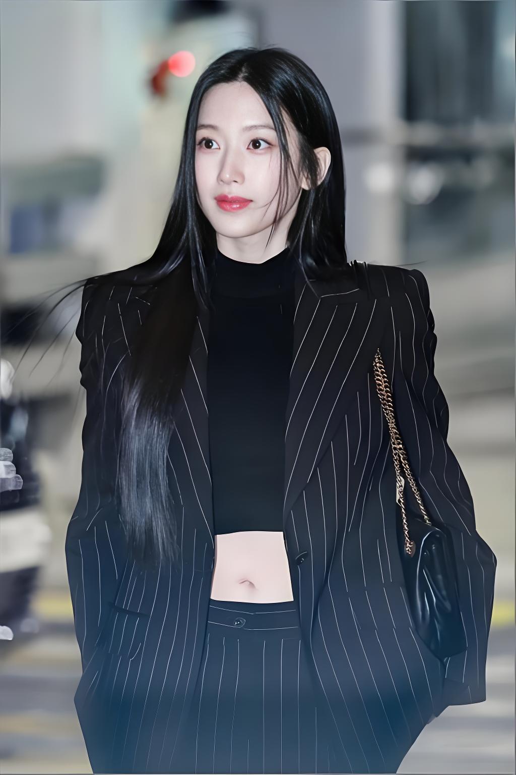 韩国女星如何穿出简约百搭 文佳焕黑色条纹西装