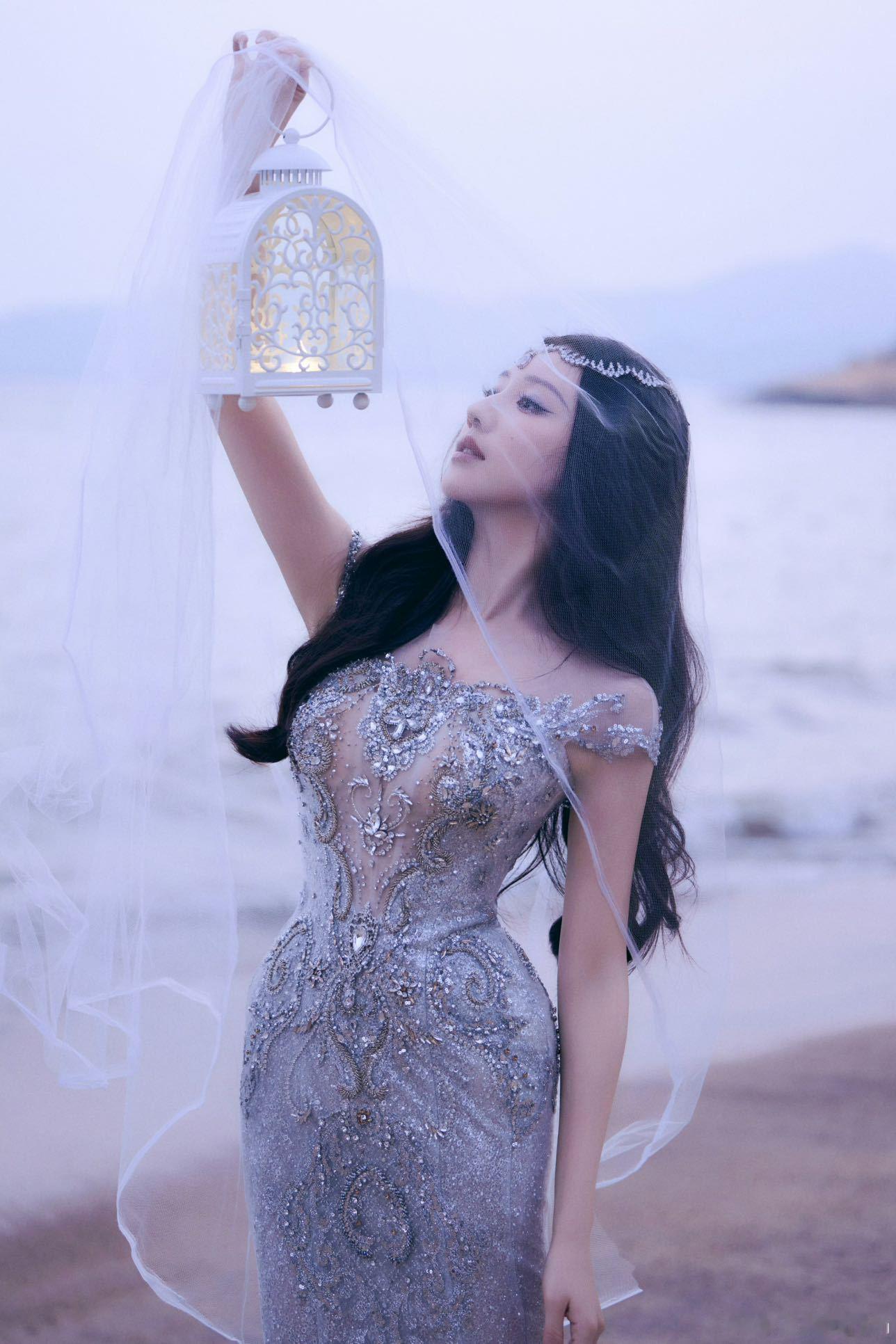 王鹤润妈生腰臀比 快看看看这个姐姐 还有这个妈生腰臀围真的太绝了😍尖叫之夜红毯