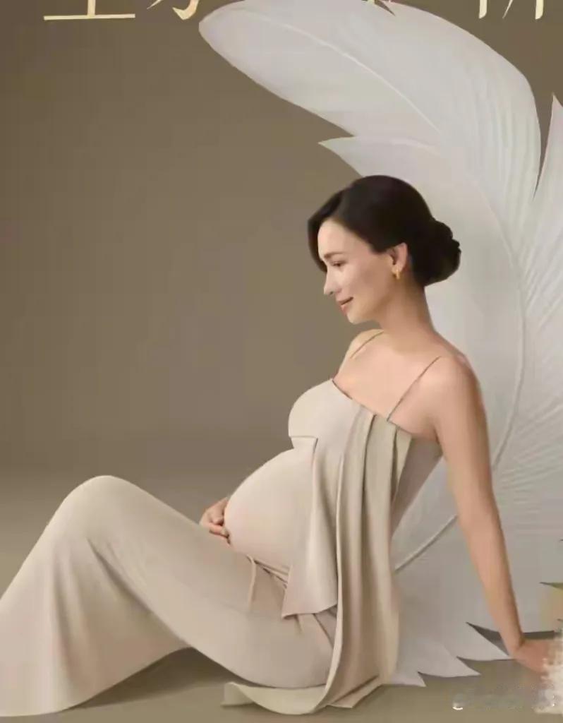 韩庚老婆的孕期写真惊艳亮相，瞬间吸引众人目光。照片中，她身着吊带裙，尽管肚大如箩