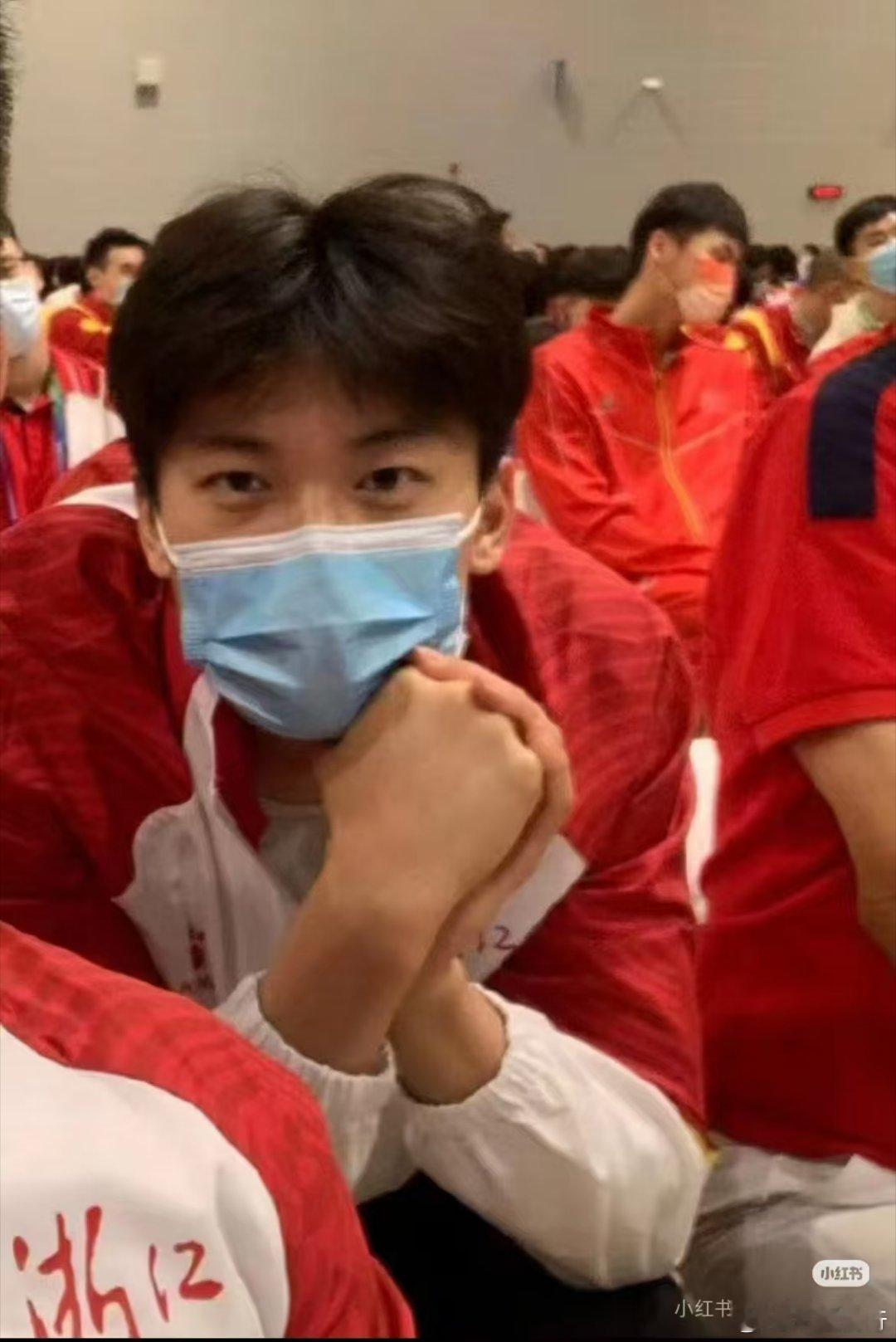 见过汪顺的人嘴还是太严了 见过真人的都统一口径不多说半句，只评价汪顺身材和气质远