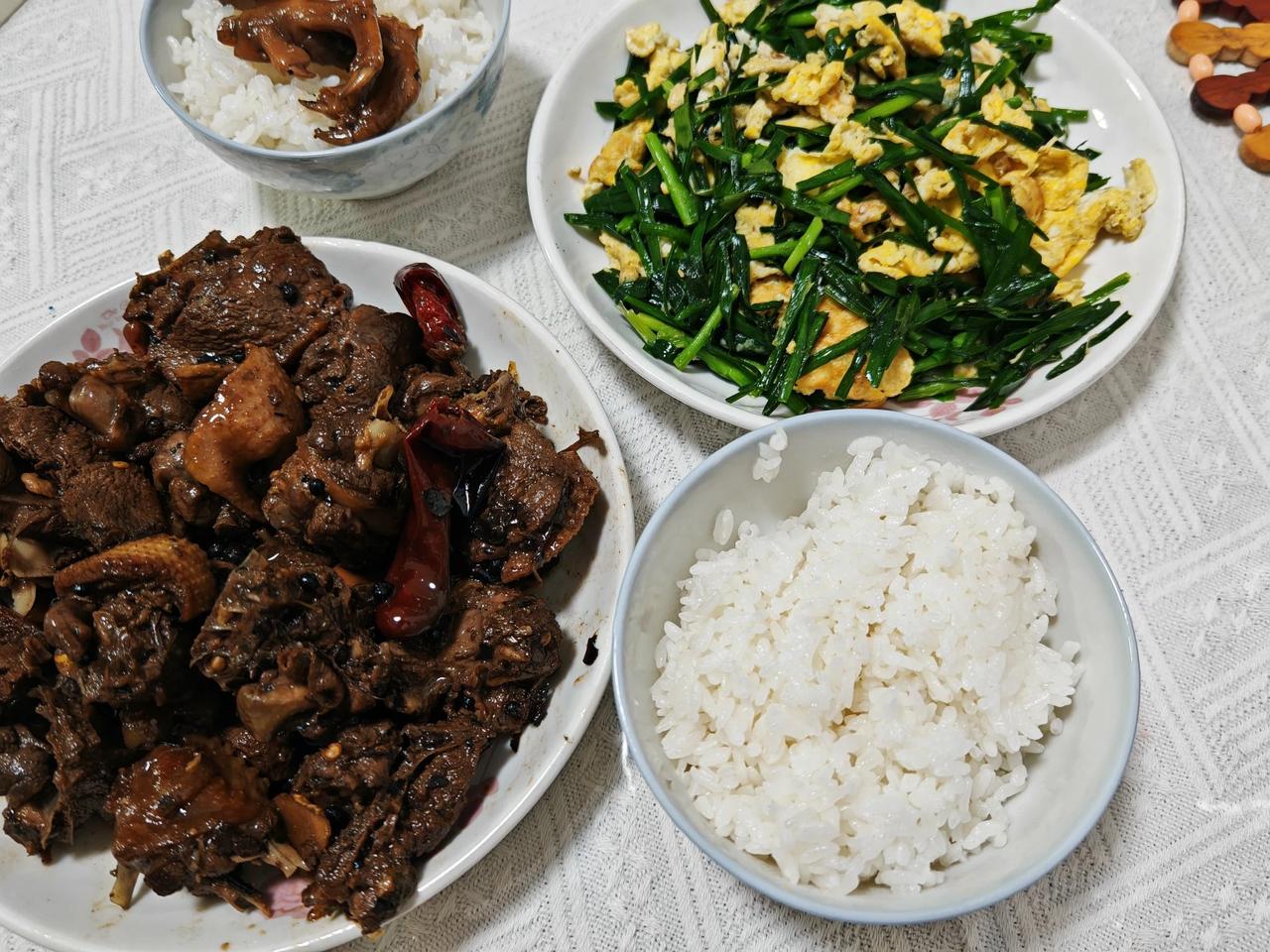 小县城四口之家晚饭
今天老爸带来了他炒好的干煸鸭肉，我又做了一个韭菜鸡蛋，这样一