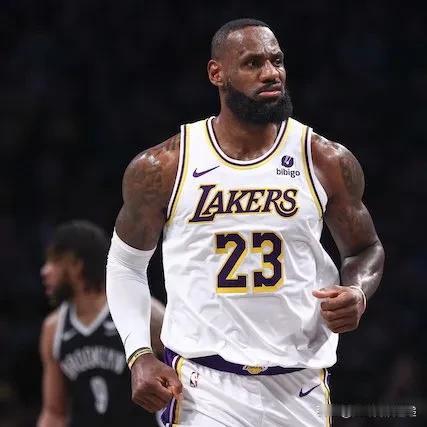 唯一一位37岁时场均得分超过25分的球员：

- 勒布朗·詹姆斯

唯一一位38