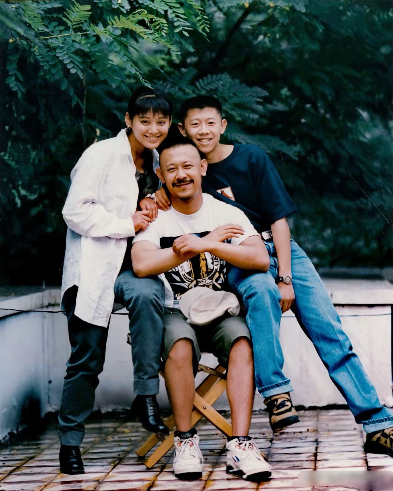 这是宁静与姜文和夏雨在北京的一张合影老照片，拍摄于一九九三年。彼时宁静二十一岁，