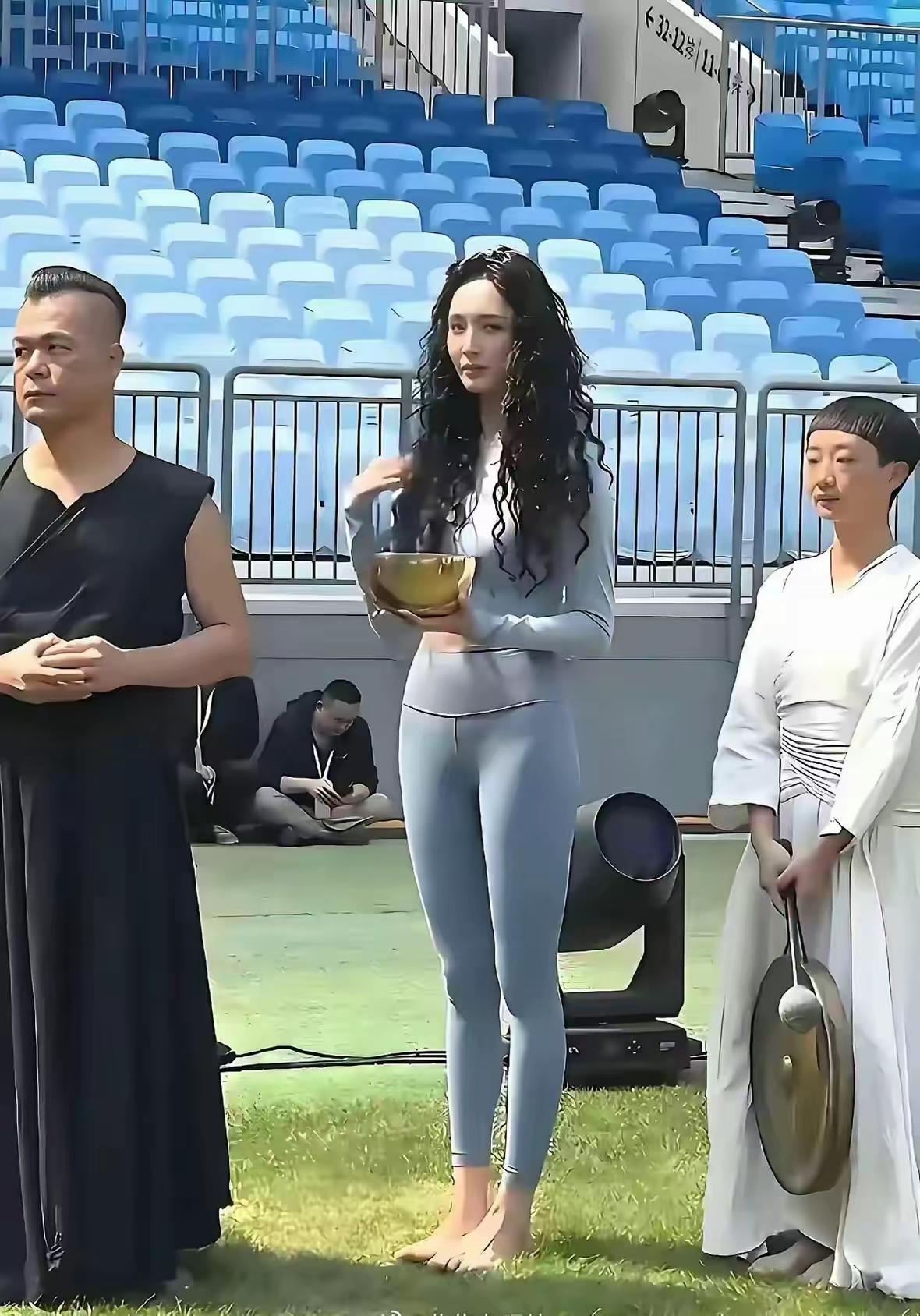 这女人谁啊？穿成这样，留着泡面头居然还这么美！惊为天人啊！