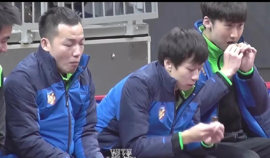 国乒男队“干饭人”属性藏不住啦
 
刷到林高远和队友们的考古视频，比赛台下，一群