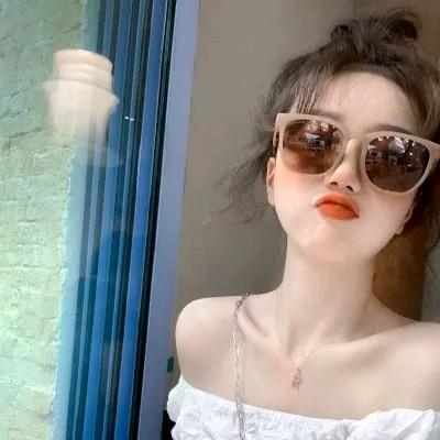 夏日清凉穿搭，白色吊带配上墨镜，轻松自在！白色吊带裙套装 墨镜穿搭 机场白吊带 