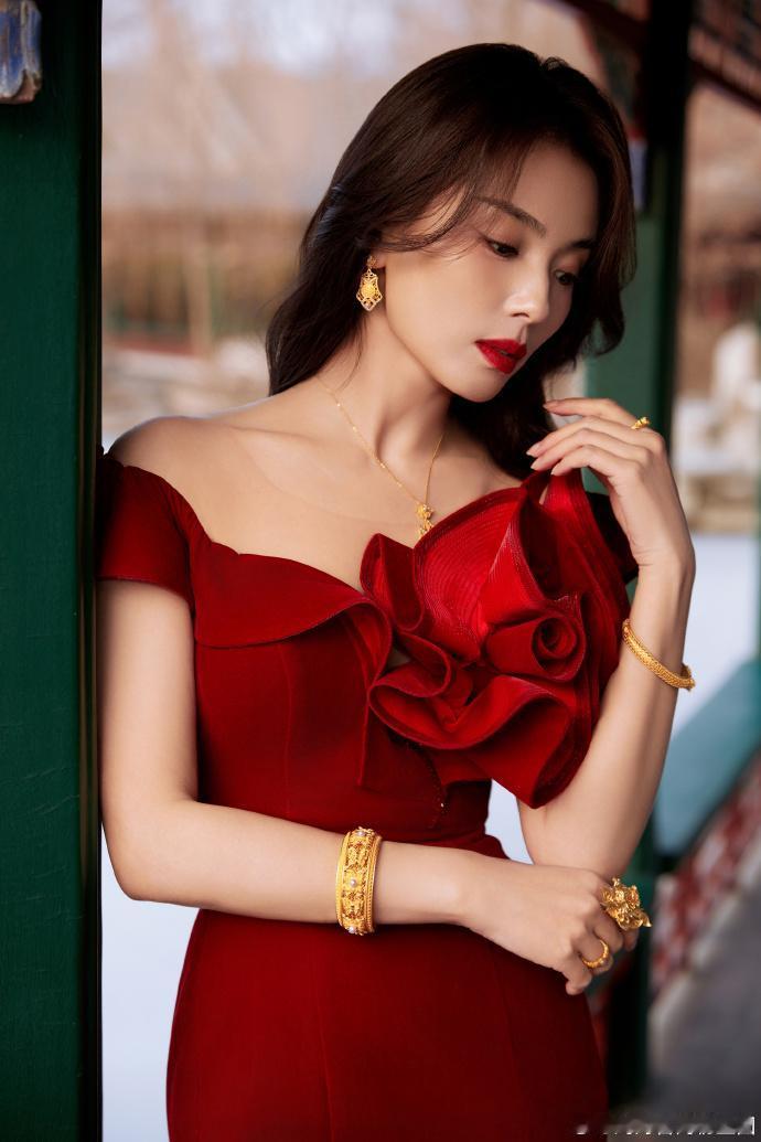 为爱偷户口本结婚的10位明星
[熊猫]岳丽娜/49岁
19岁与导演私奔，地下室生