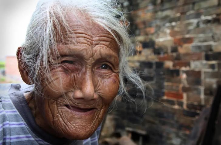 2005年9月晚，重庆一户人家房子突然坍塌，将三个儿女埋进废墟，危难之际，患有精