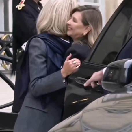 乌克兰第一夫人抵达巴黎，法国第一夫人迎接！
12月1日，除了泽连斯基抵达法国巴黎