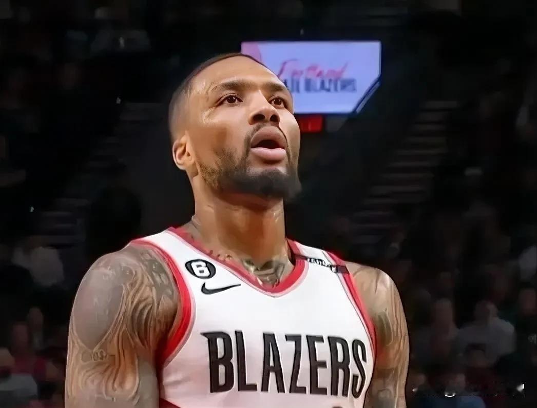 雄鹿裁掉利拉德。
现实如此残酷，作为NBA75大球员，全明星AMVP，7次最佳阵