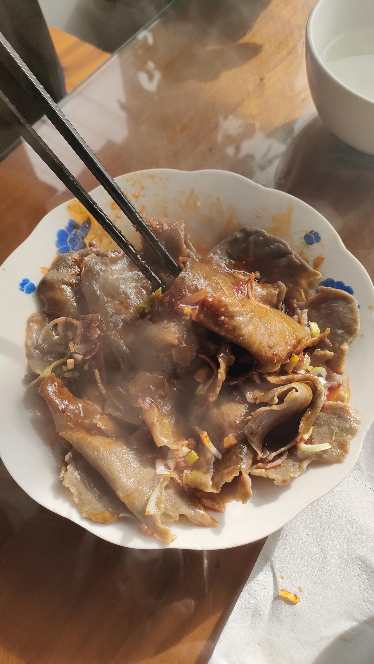 三池村一户农家院子里，藏着合阳名小吃鳖跳崖。这种面食韩城市南部靠近合阳的芝川也有