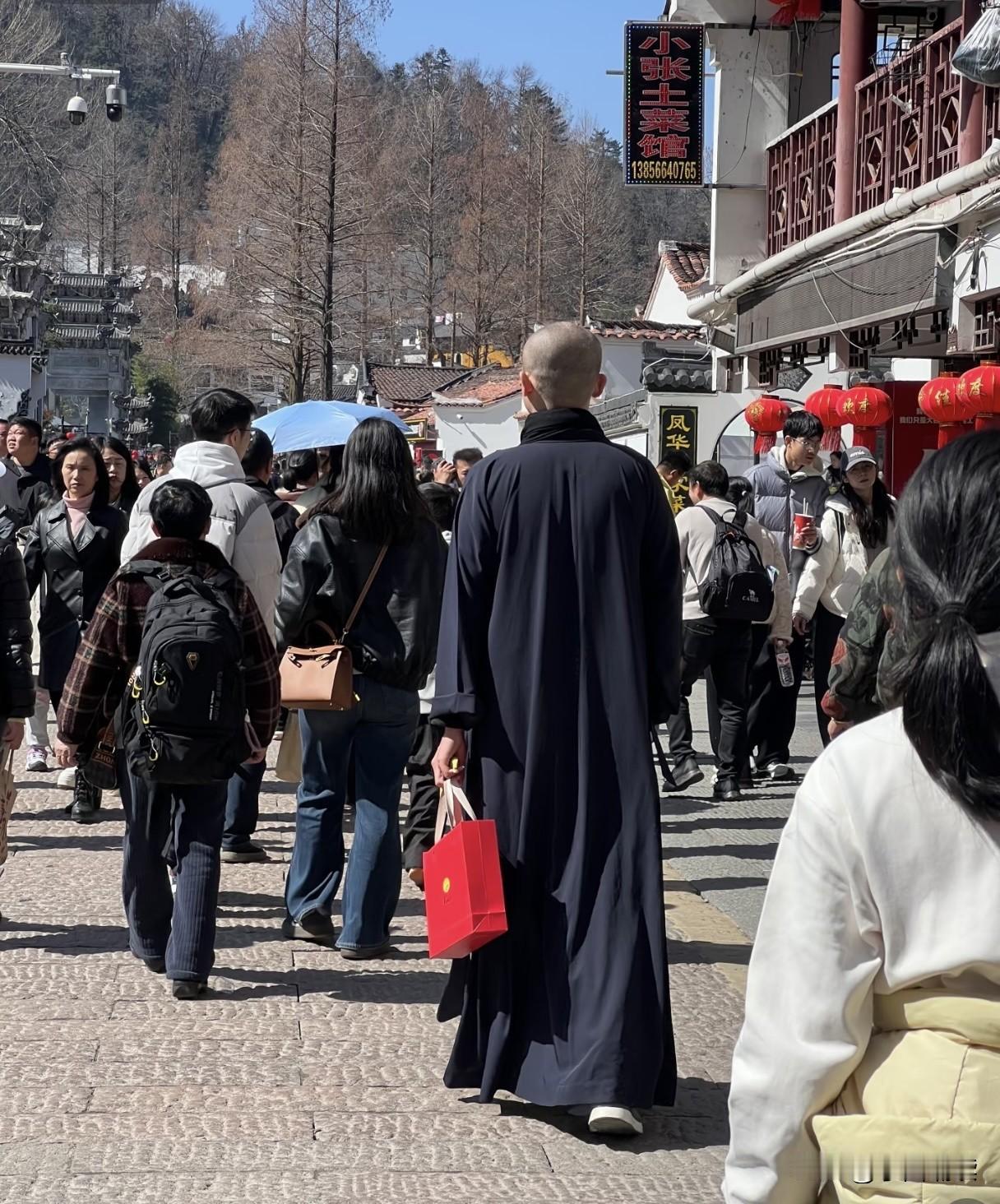 这位僧人玉树临风，简直就是行走的衣架子啊！