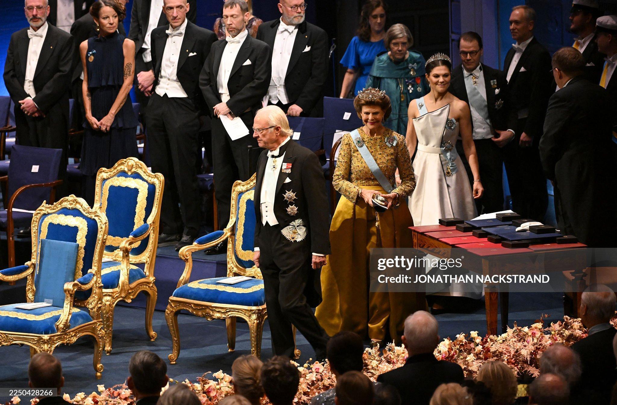 新闻 2025.12.10 瑞典王室成员出席一年一度的诺贝尔奖颁奖典礼，枪照抢先