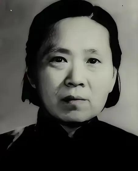 新中国成立后的一天，陈赓费尽周折，找到了一名30多岁的女子，紧紧握住女子的手说：