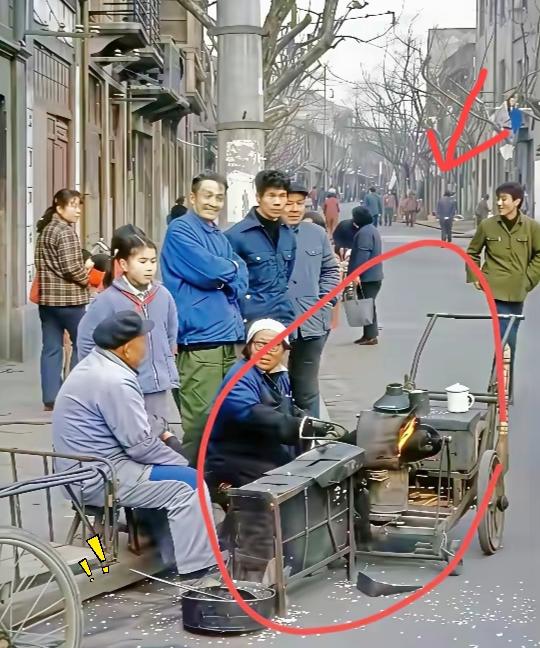 没经历过八九十年代街头生活的年轻人，基本没人认得图里这套老设备！
这张八十年代老