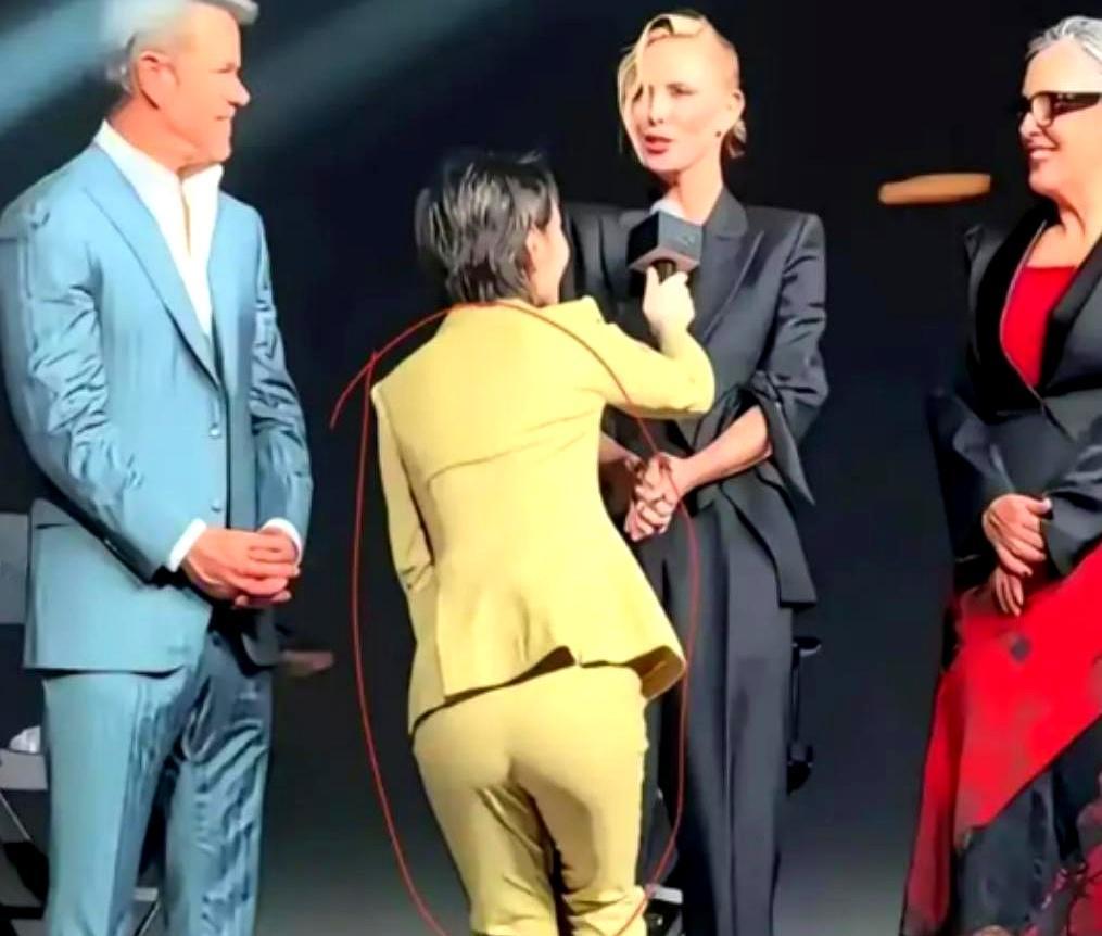 好好的国际大片首映礼，热搜硬生生被主持人一个“撅着大腚、半蹲仰视”的递麦动作给霸