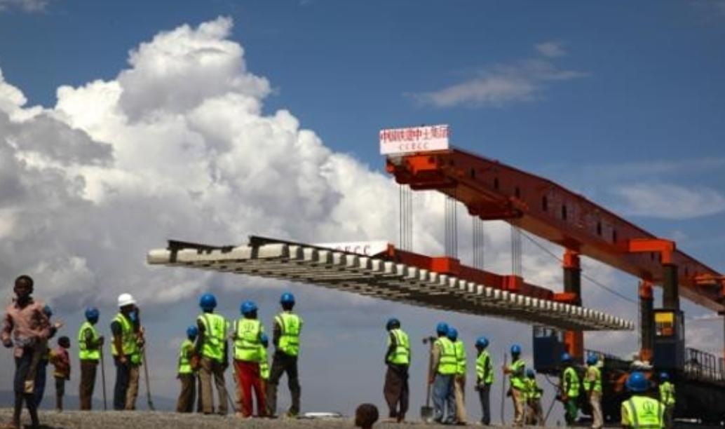 非洲的电网是中国拉的，互联网基站是中国建的，手机也都是中国出的，可当他们打开手机