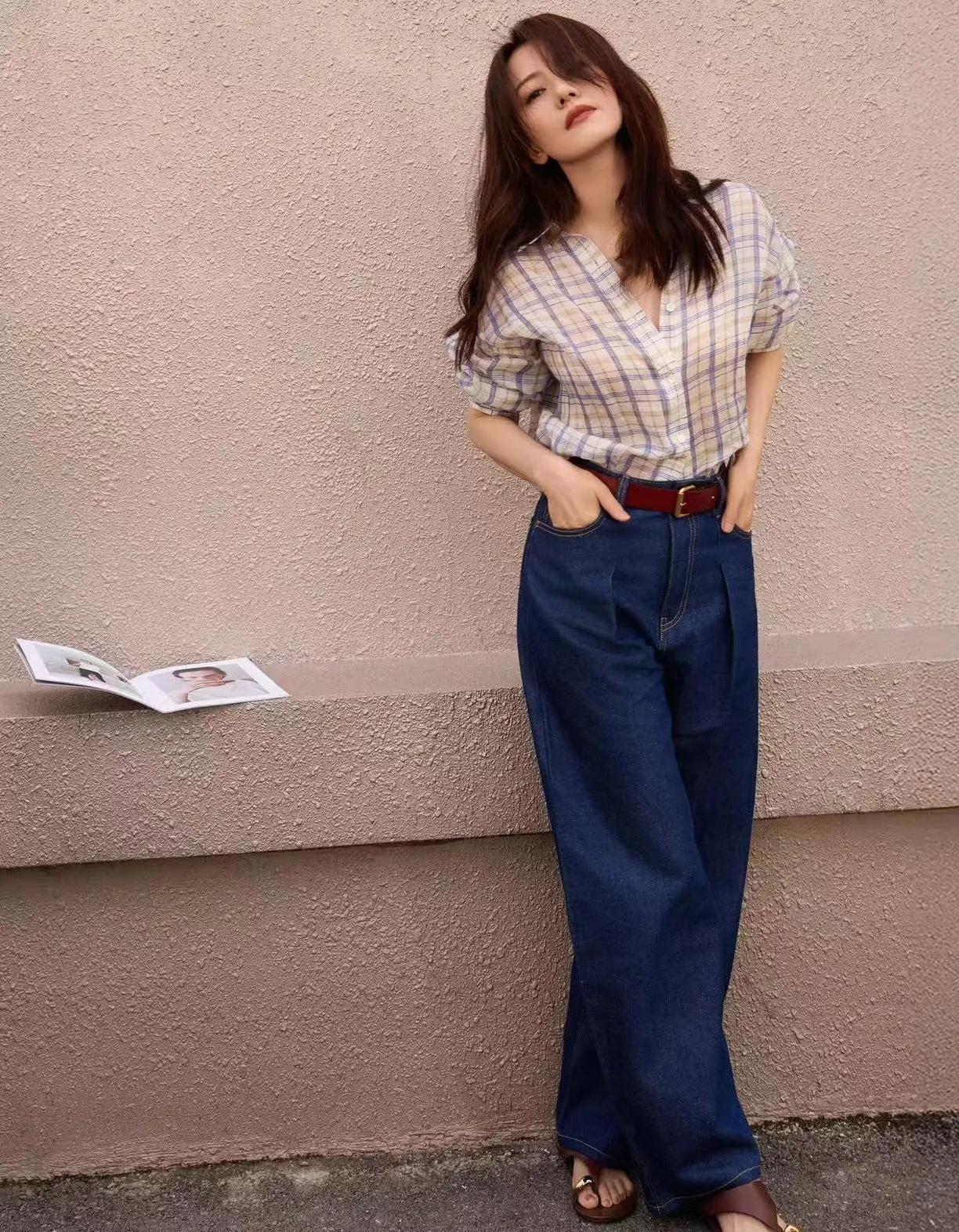 高圆圆这组格纹衬衫+牛仔裤的穿搭，真的把松弛感拿捏得死死的！✨
 
浅色系格纹衬