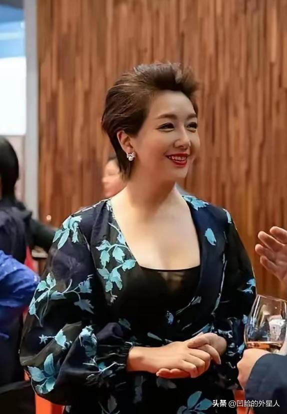 2002年，杨志刚和江珊拍戏，杨志刚从背后抱住江珊，结果江珊来了这么一句：“弟弟