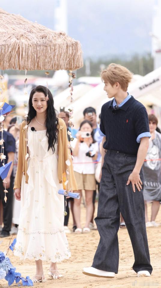 关晓彤、李昀锐今日《耀眼》团综合体拍摄路透好养眼啊！！大吃一口来自定晴信武的高质
