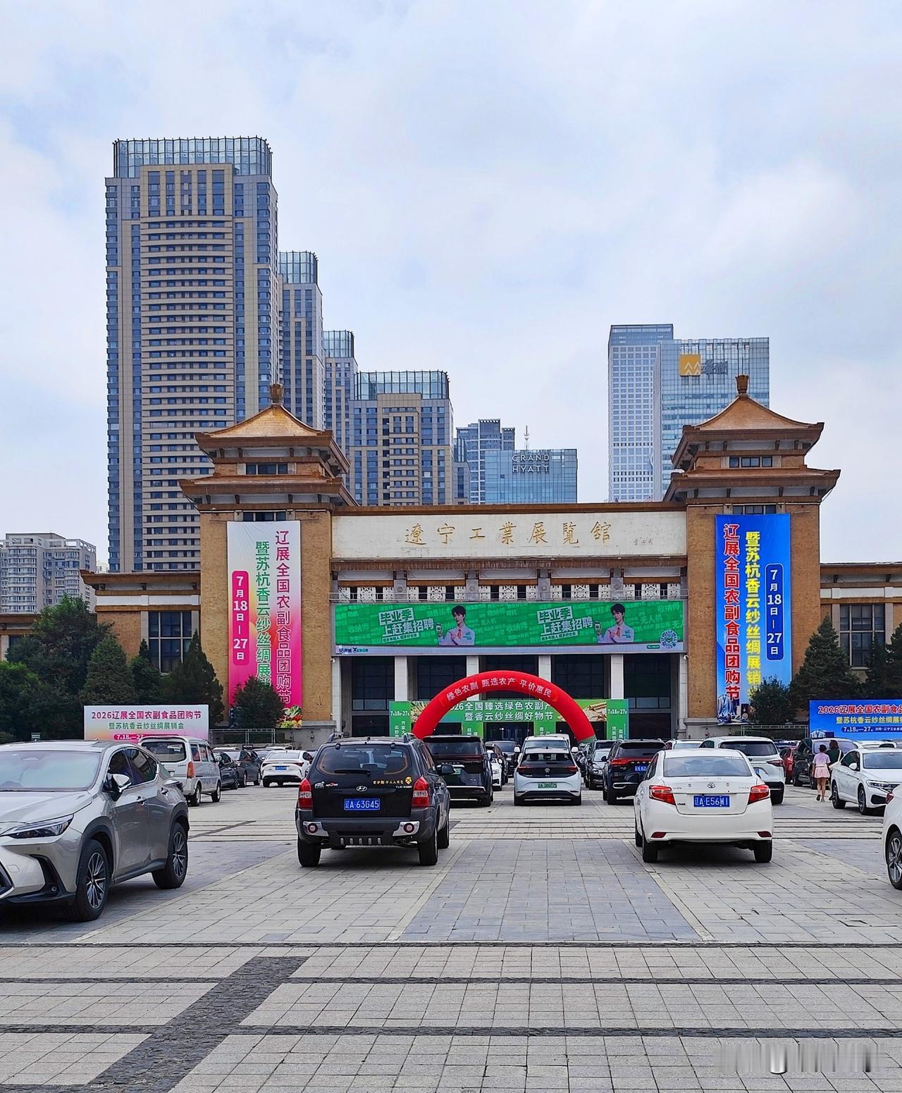 辽宁工业展览馆附近的咖啡馆随拍。
辽宁工业展览馆位于和平区彩塔街28号，毗邻青年