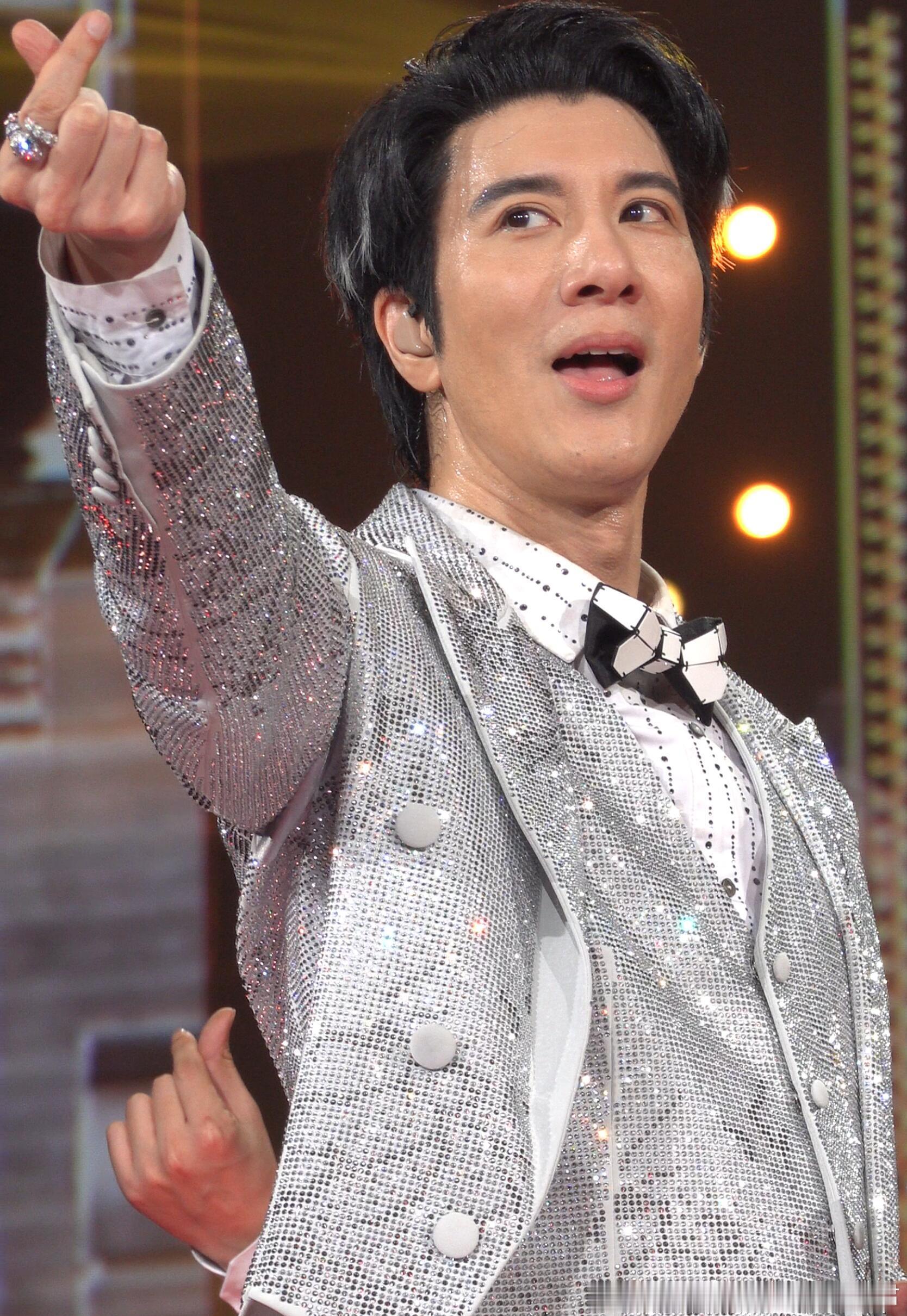 王力宏越热越hot王力宏演唱会富有且慷慨 二哥真的太懂了，越热越脱越帅，汗水流到