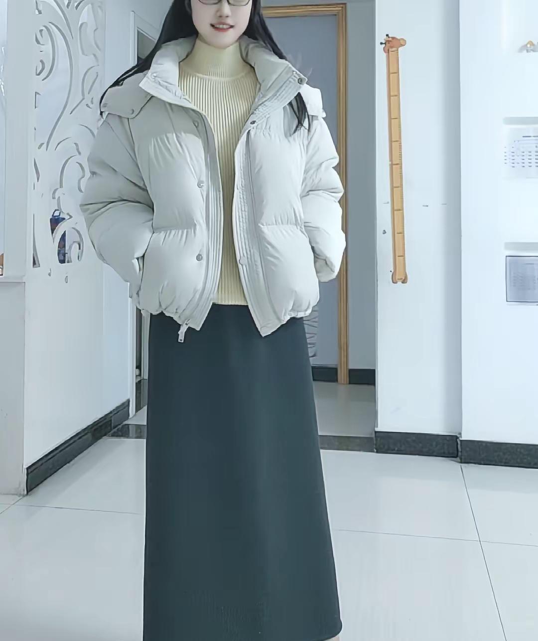 冷风从下摆钻进肚子那一刻，我直接蹲在路边把羽绒服内里的抽绳勒到最紧，腰立马被裹成