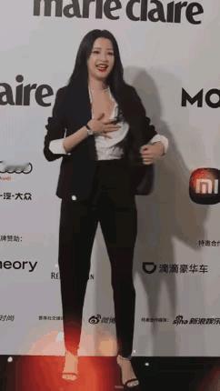 为什么要穿成这样？多系个扣子不行吗？现在的明星演员简直没有底线令人可怕，三观尽毁