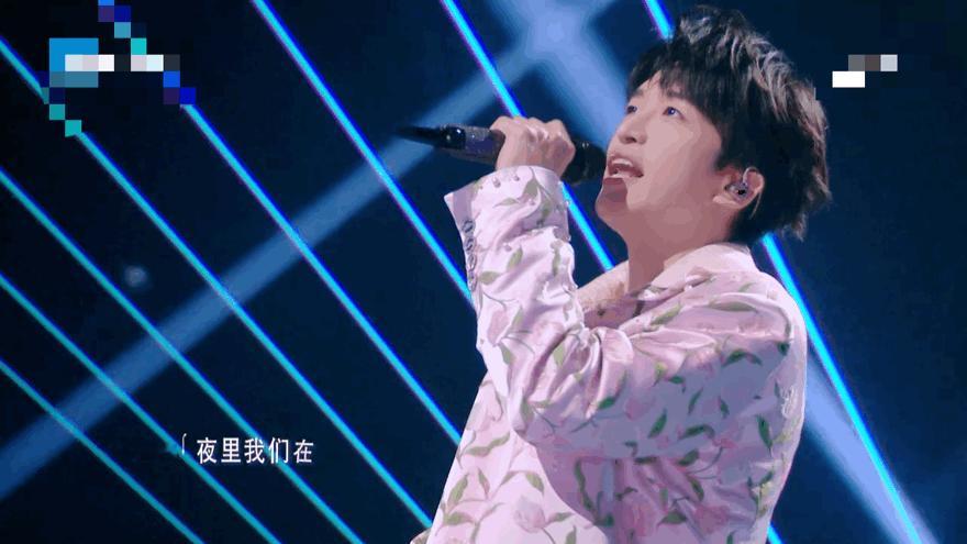 黄子弘凡一点初夏甜歌舞台黄子弘凡的舞台是行走的快乐水吧？！《一点》直接把我甜到原