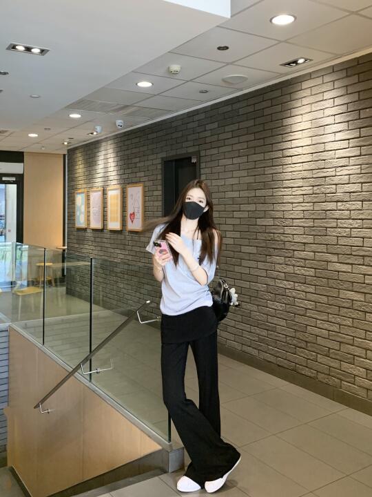斜肩t➕喇叭裤一套好显瘦！！