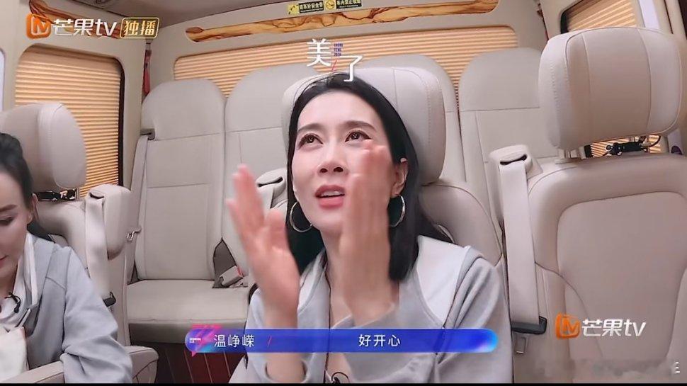 萧蔷安慰温峥嵘小考第一的温峥嵘还在自我怀疑，萧蔷温柔暖心安慰，姐姐们彼此鼓励太好