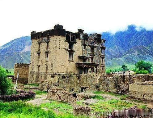 西藏帕木竹巴政权时期修建的朗色林庄园，是西藏现存最为完整、典型的贵族庄园之一。朗