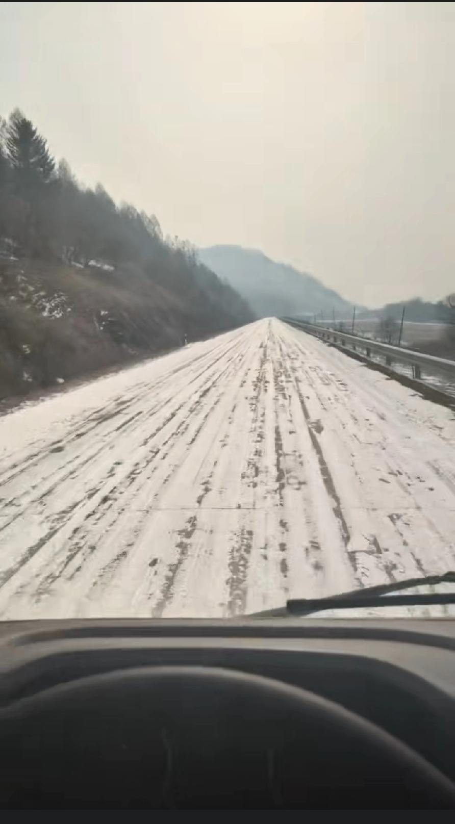 分享一张最近随手拍的照片拍摄于3月21日东北初春的雪，驾车谨慎前行。